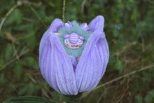 Cargar imagen en el visor de la galería, Chibitroll tulipán con tulipán violeta