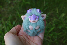 Cargar imagen en el visor de la galería, Chibitroll tulipán con tulipán violeta