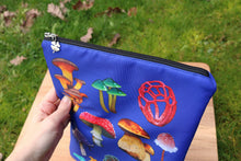 Cargar imagen en el visor de la galería, Funda de libro de setas
