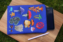 Cargar imagen en el visor de la galería, Funda de libro de setas