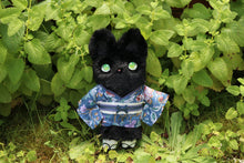 Cargar imagen en el visor de la galería, Gato negro con kimono