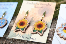 Cargar imagen en el visor de la galería, Pendientes girasol de madera