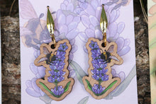 Cargar imagen en el visor de la galería, Pendientes lavanda de madera