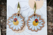 Cargar imagen en el visor de la galería, Pendientes margarita de madera