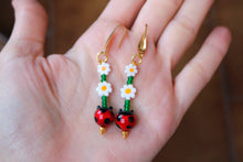 Cargar imagen en el visor de la galería, Pendientes ¨Mariquitas y margaritas¨