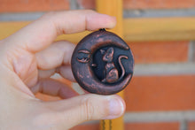 Cargar imagen en el visor de la galería, Colgante "Lunita y gato" color bronce