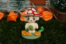 Cargar imagen en el visor de la galería, Diorama de mycota amanita con césped y hojas otoñales