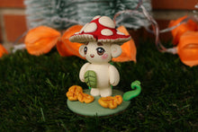 Cargar imagen en el visor de la galería, Diorama de mycota amanita con césped y hojas otoñales