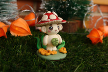 Cargar imagen en el visor de la galería, Diorama de mycota amanita con césped y hojas otoñales