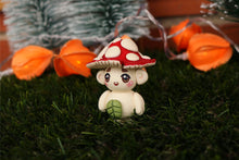 Cargar imagen en el visor de la galería, Diorama de mycota amanita con césped y hojas otoñales