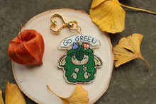 Cargar imagen en el visor de la galería, Llavero de Mossy "Se verde" (Go green) (con purpurina)
