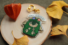 Cargar imagen en el visor de la galería, Llavero de Mossy "Se verde" (Go green) (con purpurina)