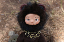 Cargar imagen en el visor de la galería, Artdoll de Mësika, guerrera del equilibrio natural (OOAK)