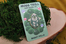 Cargar imagen en el visor de la galería, Pin de Mossy, el troll musgo