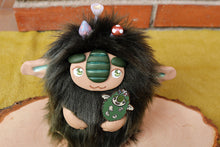 Cargar imagen en el visor de la galería, Pin de Mossy, el troll musgo
