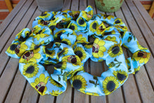 Cargar imagen en el visor de la galería, Scrunchie / coletero de troll girasol