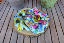 Cargar imagen en el visor de la galería, Scrunchie / coletero de troll girasol