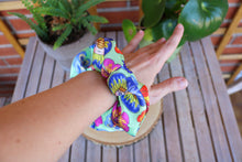 Cargar imagen en el visor de la galería, Scrunchie / coletero de troll pensamiento