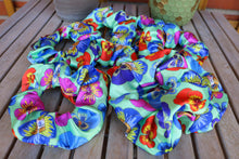 Cargar imagen en el visor de la galería, Scrunchie / coletero de troll pensamiento