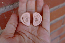 Cargar imagen en el visor de la galería, Orejas de resina para muñecas Blythe. Tamaño grande.