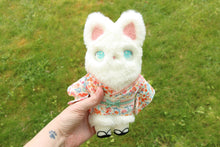 Cargar imagen en el visor de la galería, Gato blanco con kimono
