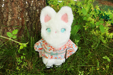 Cargar imagen en el visor de la galería, Gato blanco con kimono
