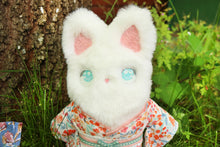 Cargar imagen en el visor de la galería, Gato blanco con kimono
