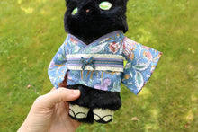 Cargar imagen en el visor de la galería, Gato negro con kimono
