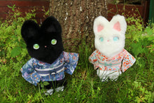 Cargar imagen en el visor de la galería, Gato blanco con kimono
