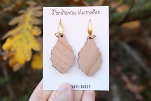 Pendientes hojas de roble de madera