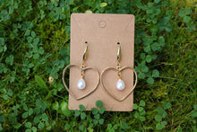 Load image into Gallery viewer, Pearl heart earrings
