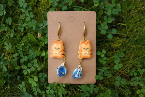 Kitten cookie earrings with tea