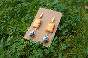 Cookie bear earrings with tea