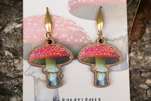 Cargar imagen en el visor de la galería, Pendientes seta amanita de madera
