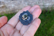 Load image into Gallery viewer, Pin acrílico de susuwatari spinner

