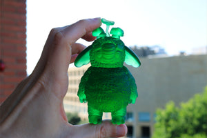 Troll musgo en resina verde translúcida