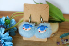 Load image into Gallery viewer, Pendientes ¨Trolls pompom marino¨

