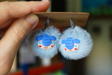 Load image into Gallery viewer, Pendientes ¨Trolls pompom marino¨
