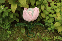 Load image into Gallery viewer, Chibitroll tulipán con tulipán rosa
