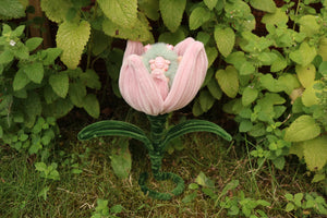 Chibitroll tulipán con tulipán rosa