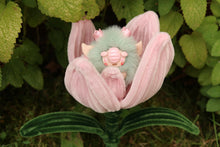 Load image into Gallery viewer, Chibitroll tulipán con tulipán rosa
