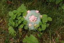 Load image into Gallery viewer, Chibitroll tulipán con tulipán rosa

