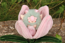 Load image into Gallery viewer, Chibitroll tulipán con tulipán rosa
