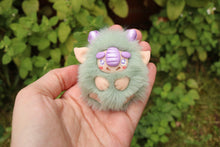 Load image into Gallery viewer, Chibitroll tulipán con tulipán violeta
