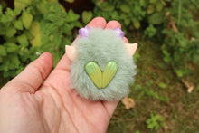 Load image into Gallery viewer, Chibitroll tulipán con tulipán violeta
