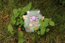Load image into Gallery viewer, Chibitroll tulipán con tulipán violeta
