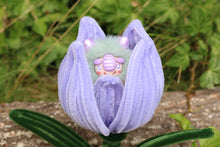Load image into Gallery viewer, Chibitroll tulipán con tulipán violeta
