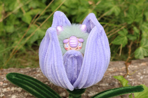 Chibitroll tulipán con tulipán violeta