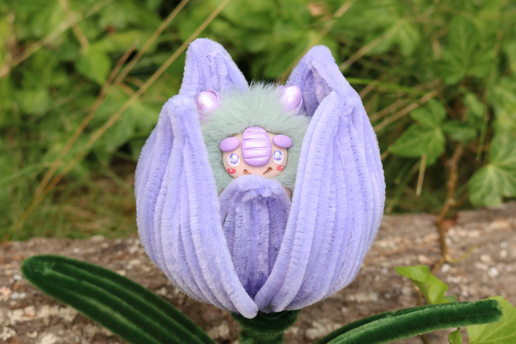 Chibitroll tulipán con tulipán violeta